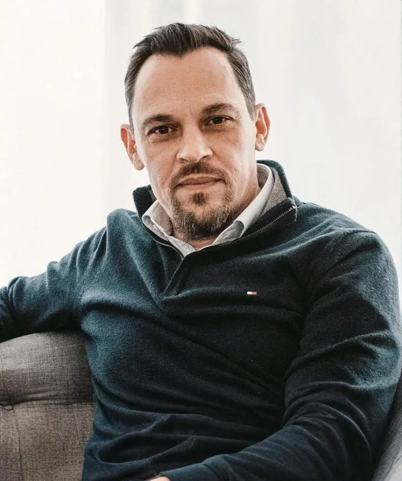 Image Hero Section 9