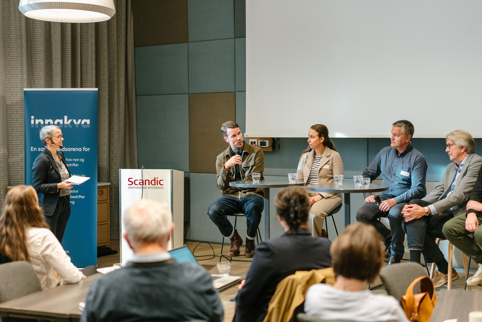 Panelsamtalen under Blått kompetansesamarbeid i Kristiansand, sett fra salen.