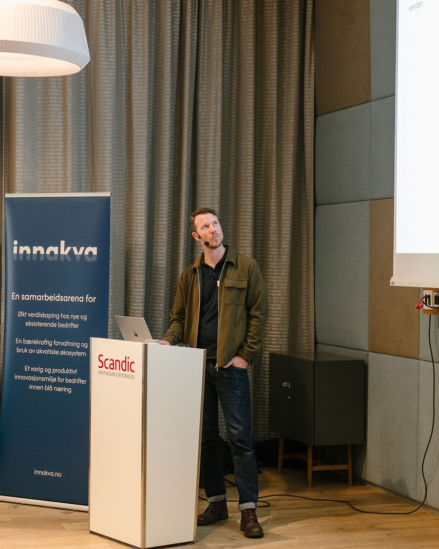Stian Borg-Stoveland fra EcoFishCircle ved talerstolen.