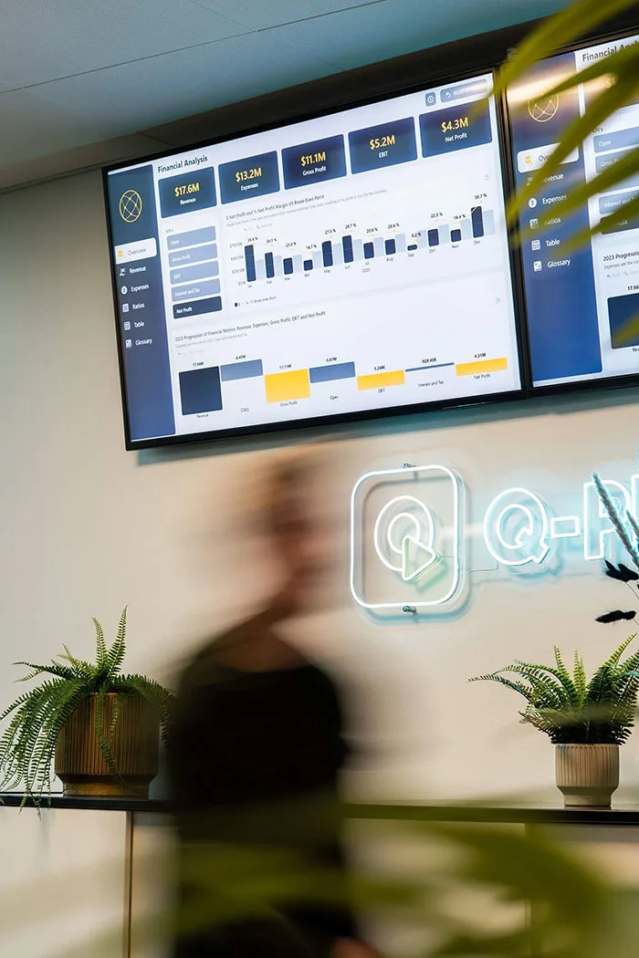 Infoskærm i virksomhedens reception viser nyheder og KPI'er