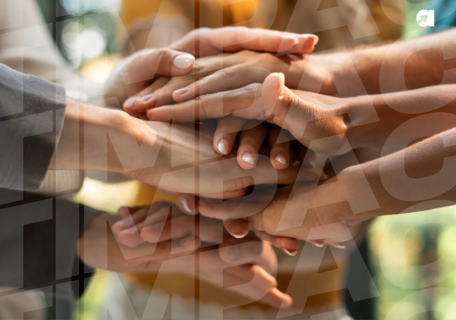 Meerdere handen op elkaar gestapeld als symbool voor samenwerking en teamgeest.