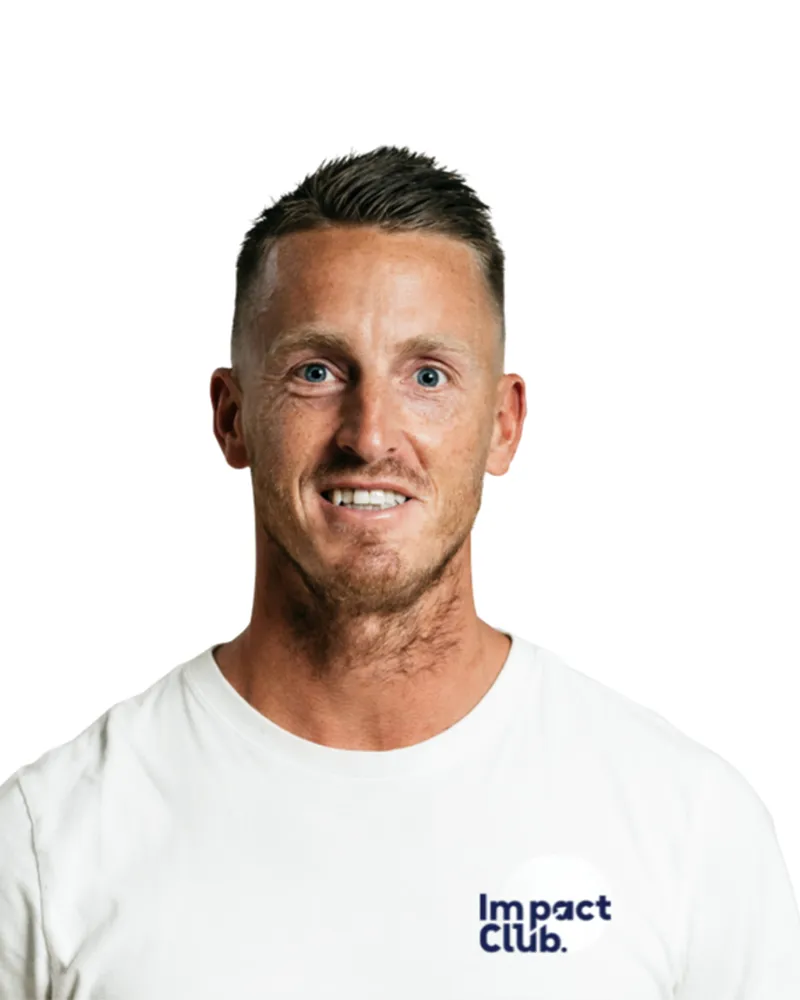 Portret van een man met kort donker haar en een witte T-shirt met het logo Impact Club.