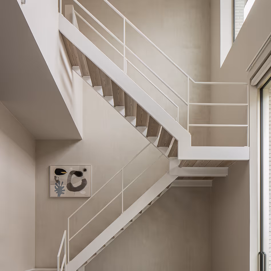 Moderne witte trap met houten traptreden in een minimalistische beige kamer met een abstract schilderij aan de muur.