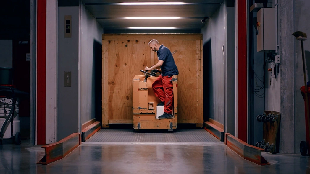 Creative Agency Bypicknick captures the operations of large organisations, like Castelein Veurne, where an employee transports boxes in the automated storage facility. We also provide creative marketing and event solutions for Eco-Lab, UBA Trends Day Brussels, and interim agencies such as Ago-Jobs and Vivaldis.