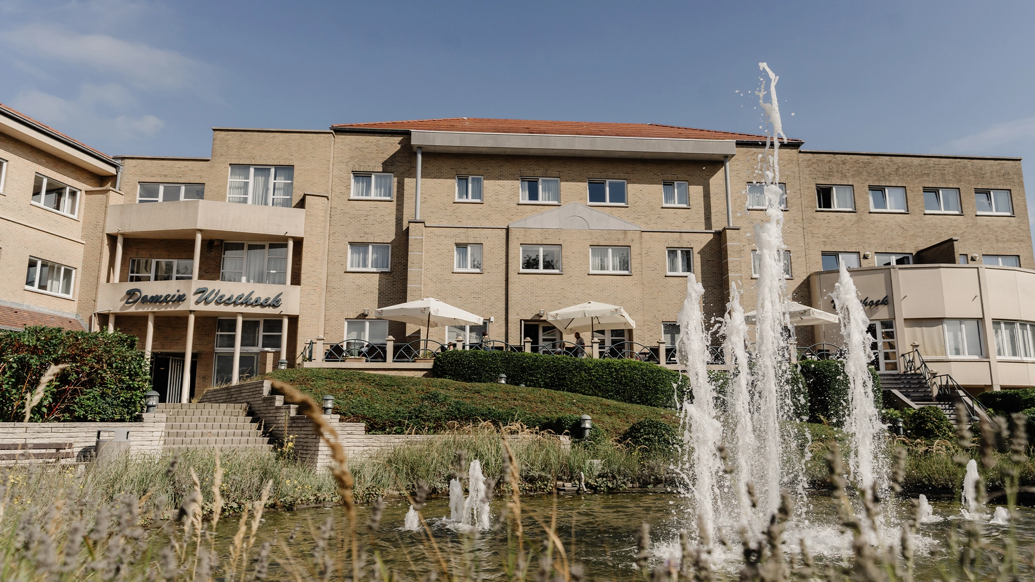 Hotel Domein Westhoek, set between dunes and sea in Oostduinkerke, blends comfort, wellness, and family leisure.