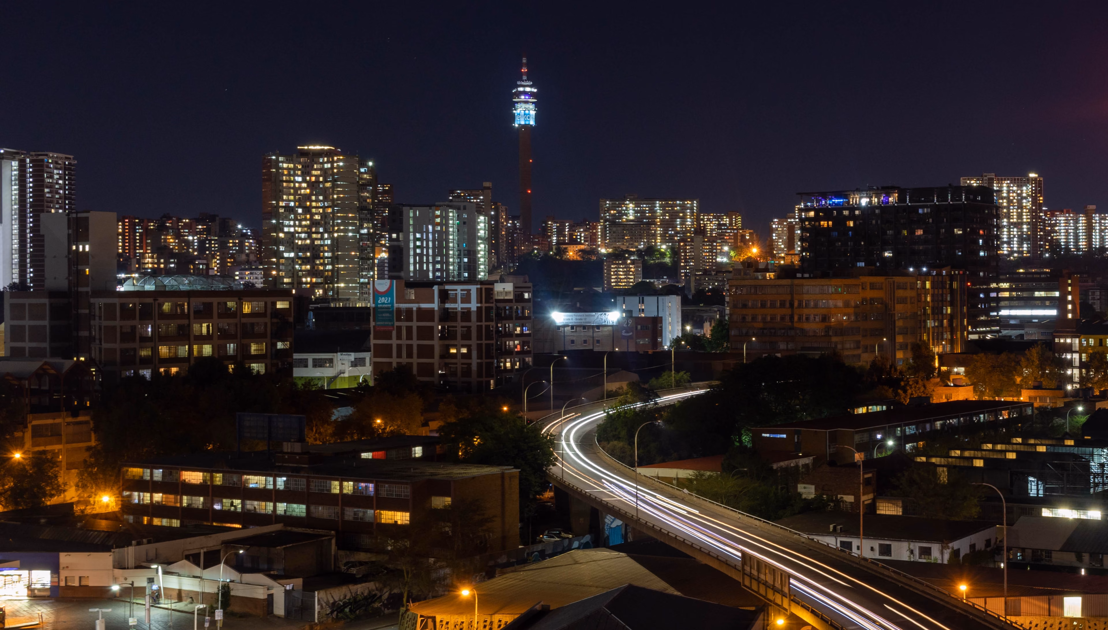 Primedia Outdoor partners with the JRA to keep Johannesburg’s traffic lights running during power outages using innovative battery backup technology from its billboard infrastructure.