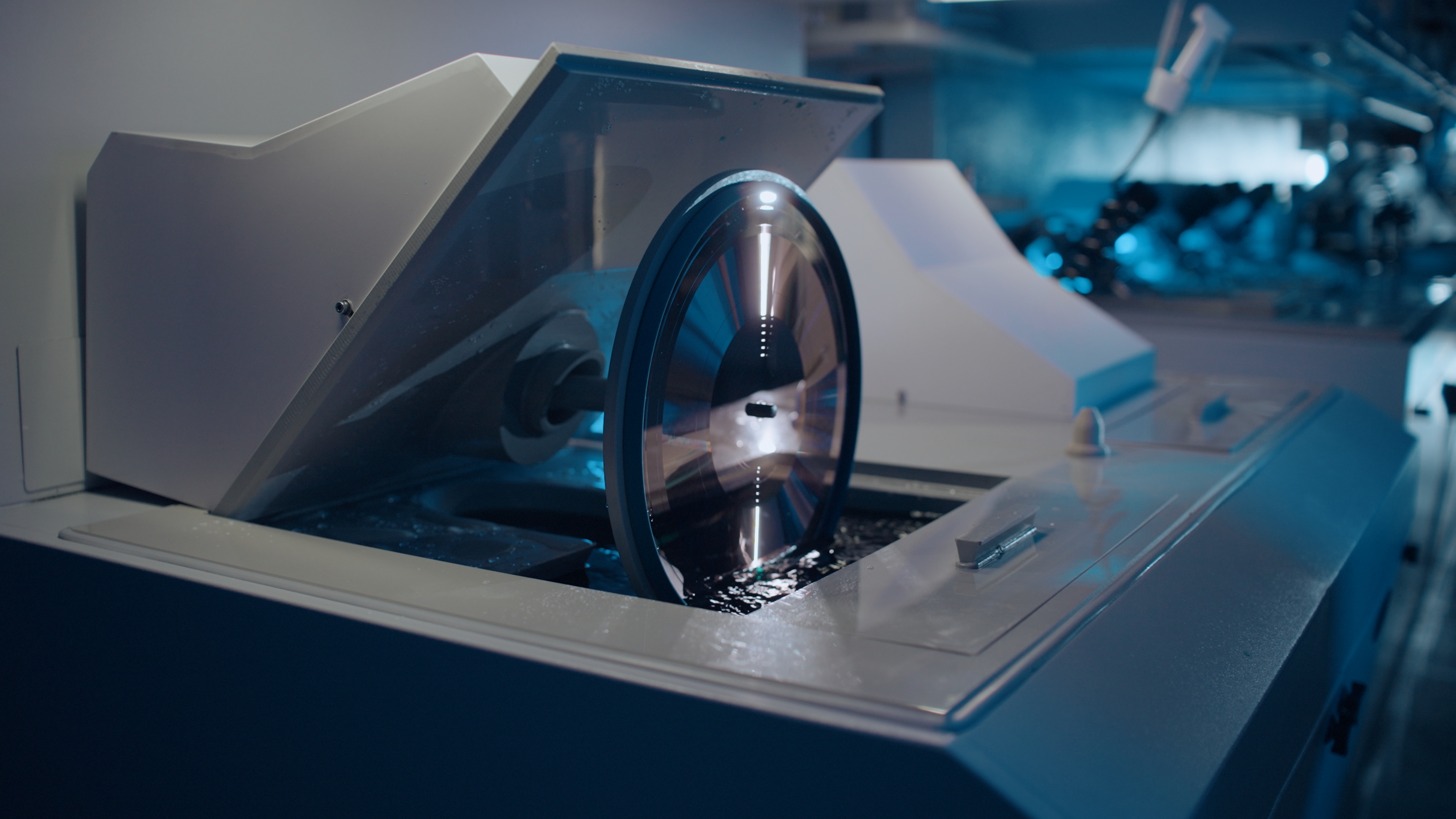 Nahaufnahme einer Verarbeitungsmaschine mit blauer Umgebungsbeleuchtung.