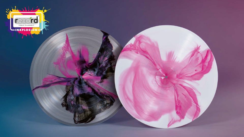 Zwei Vinyl-Schallplatten mit rosa und schwarzen Farbspritzmustern auf einem violett verlaufenden Hintergrund, mit einem bunten „record INKplosion“-Logo in der oberen linken Ecke.