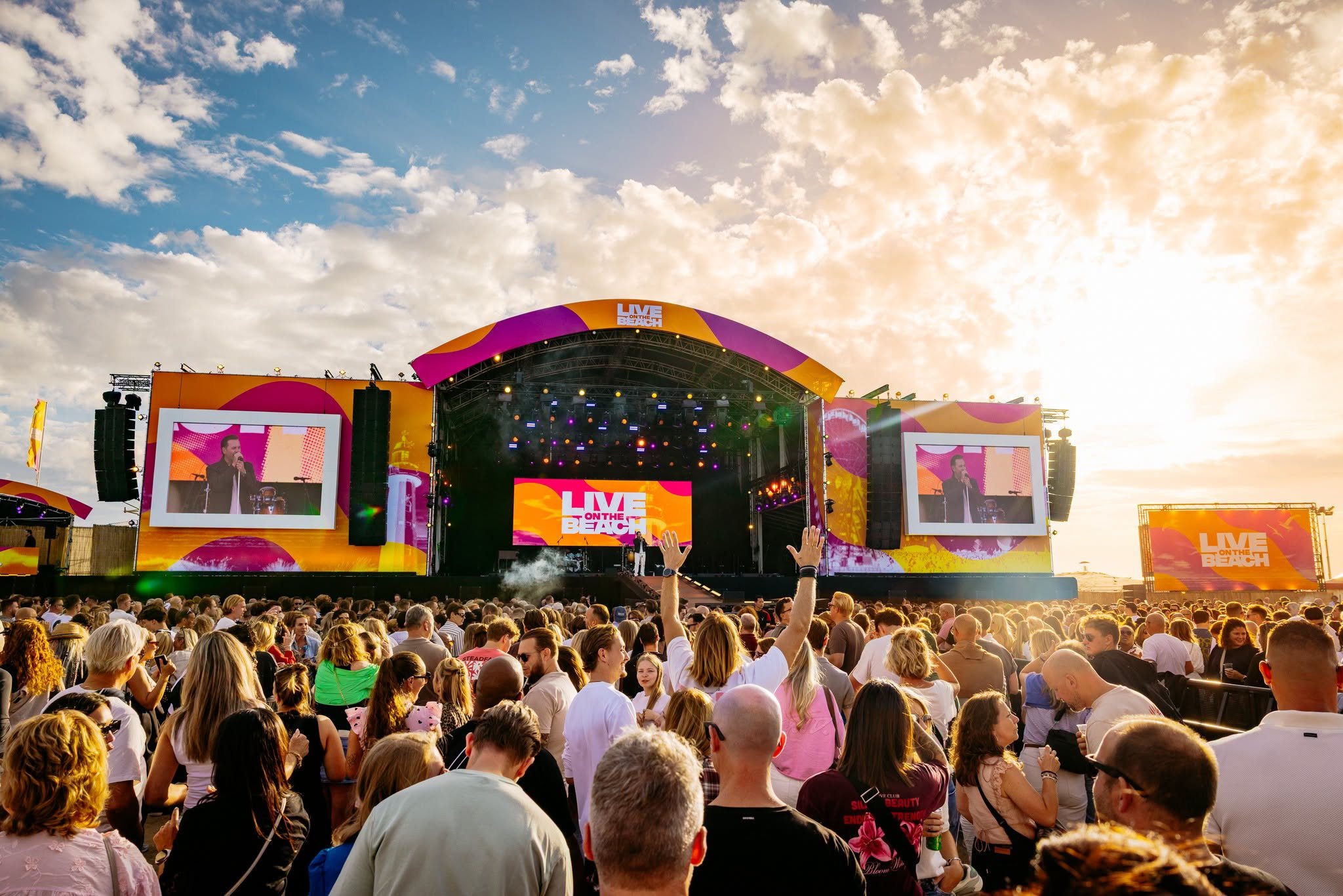 Live on the Beach 2026 in Scheveningen: mainstage met LED-kaders, foto 6
