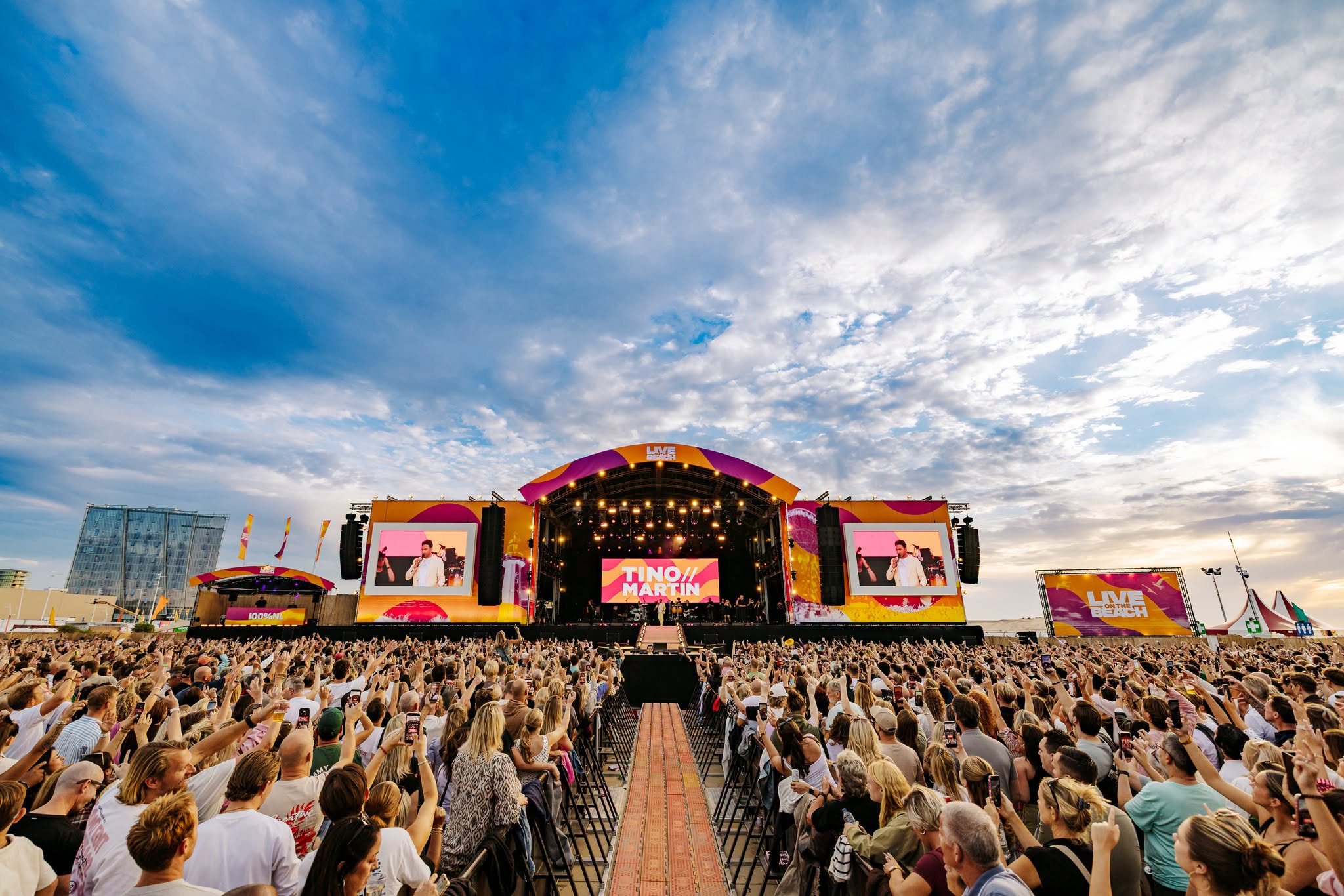 Live on the Beach 2026 in Scheveningen: mainstage met LED-kaders, foto 7