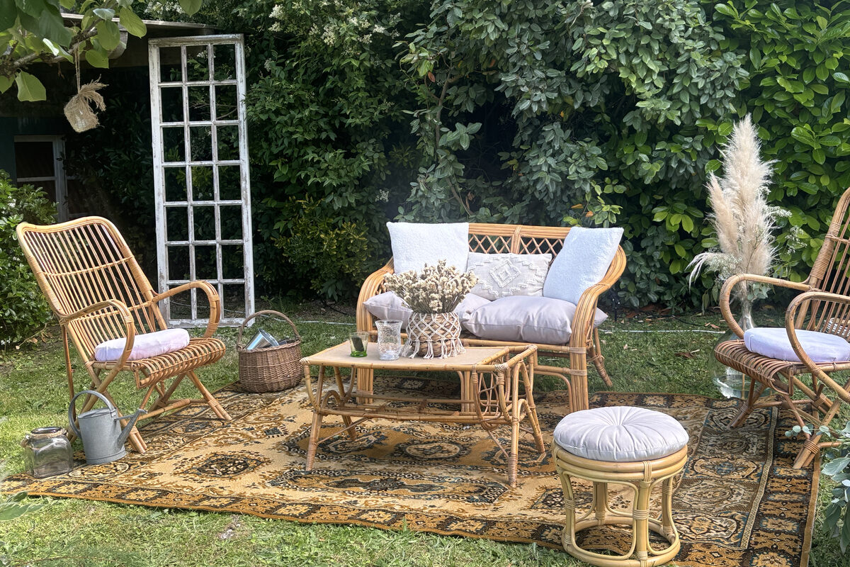 Couple de mariés souriants entourés de bulles, capturant un moment authentique lors de leur cérémonie