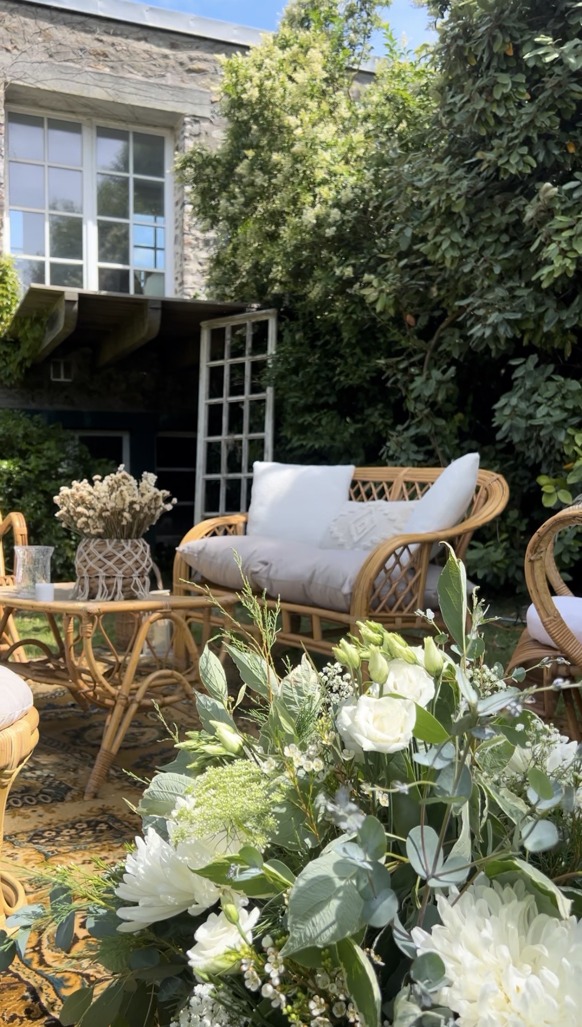 Photographe ou prestataire mariage répondant à des demandes de couples sur son ordinateur