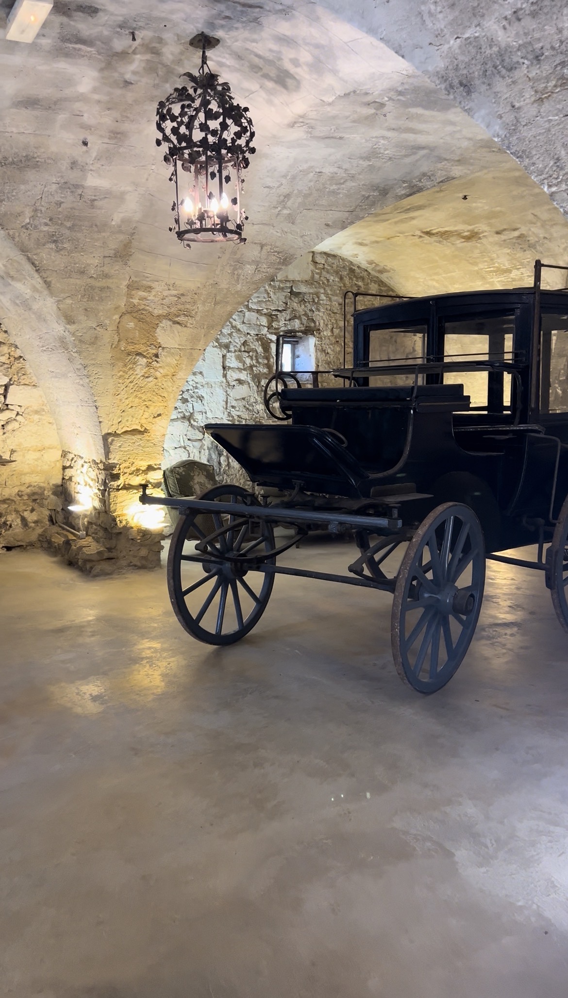 Photographe ou prestataire mariage répondant à des demandes de couples sur son ordinateur