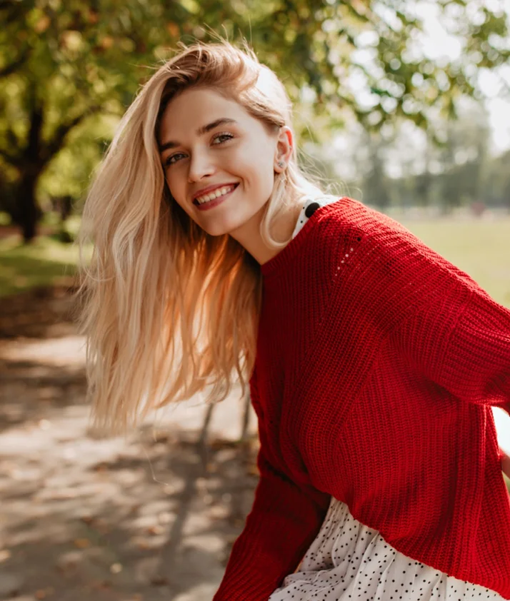 Zufriedene Patientin im Alltag nach erfolgreicher medizinischer Cannabis-Therapie