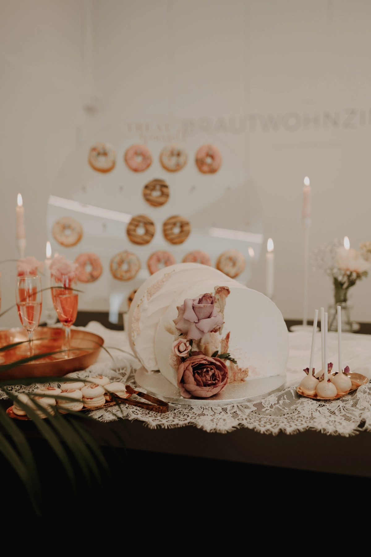 Eine sehr schön dekorierte Hochzeitstorte.