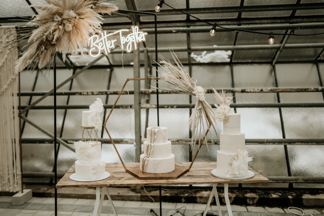 Eine sehr schön dekorierte Hochzeitstorte.