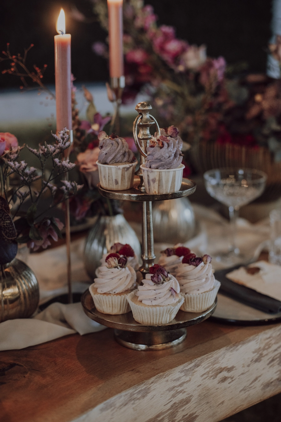 Cupcakes auf einer Etagere.