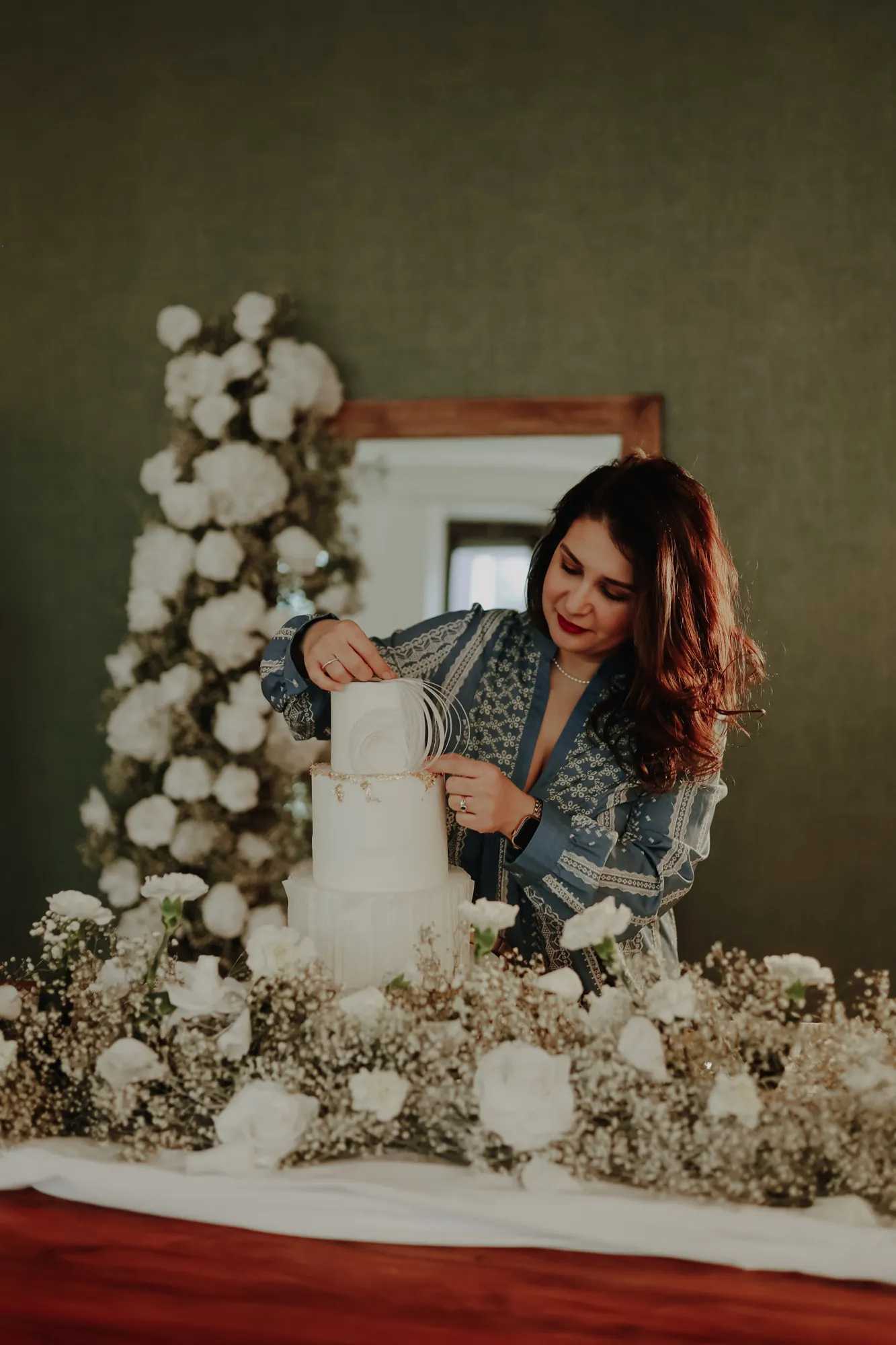 Lala Mat beim Hochzeitstorte dekorieren