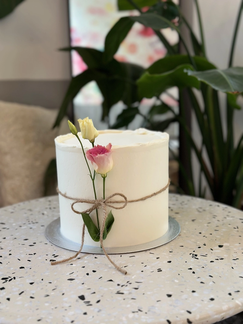 Torte mit Rosen verziert