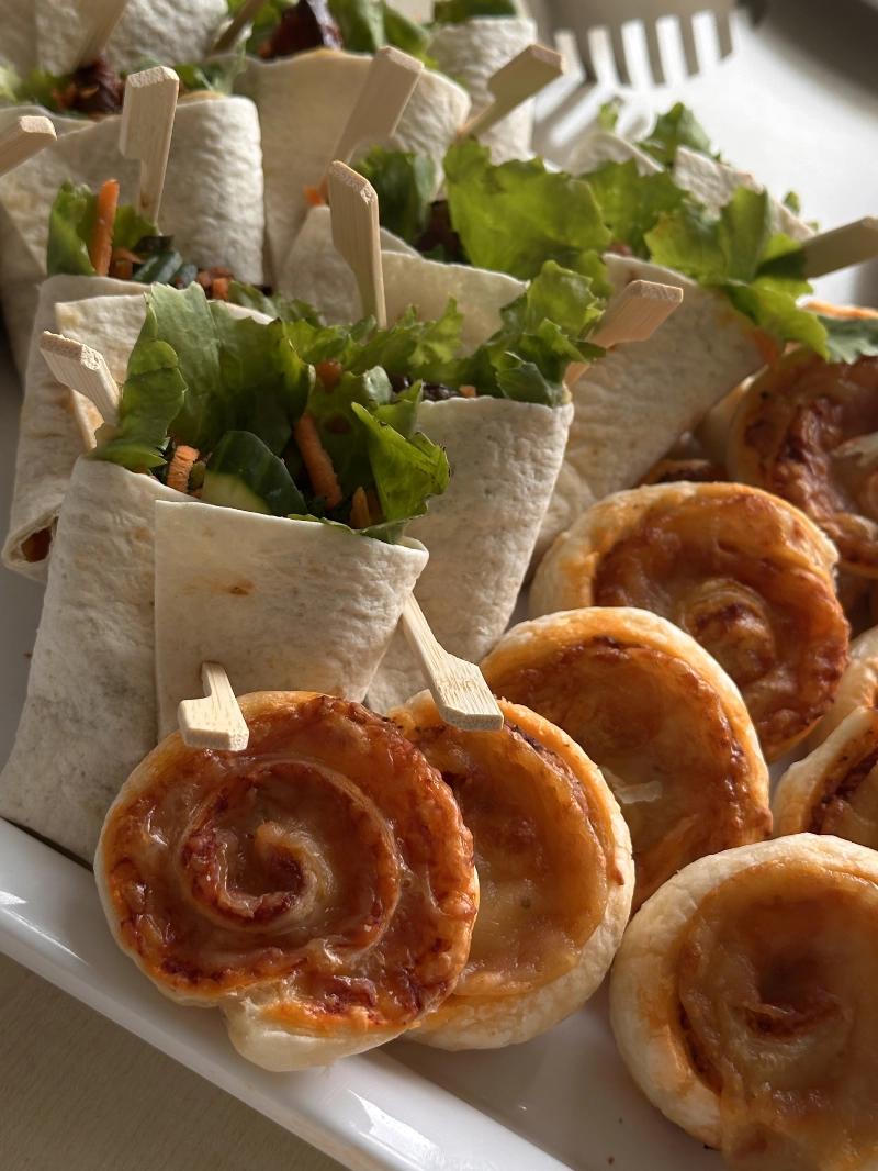 Catering Häppchen - Wraps und Pizzaschnecken