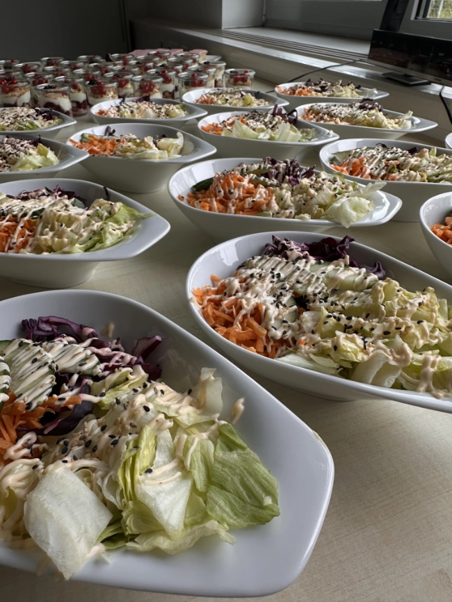 Catering Häppchen mit diversen Salaten