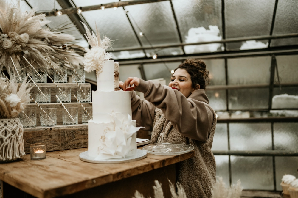 Lala Mat - die Inhaberin vom Dreizehn - beim Anscheiden einer Hochzeitstorte