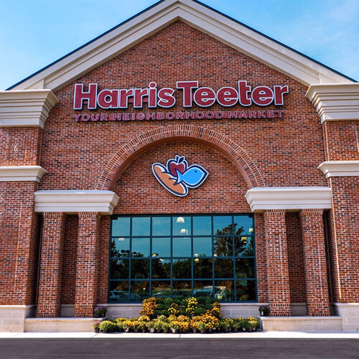 An external photograph of a Harris Teeter storefront