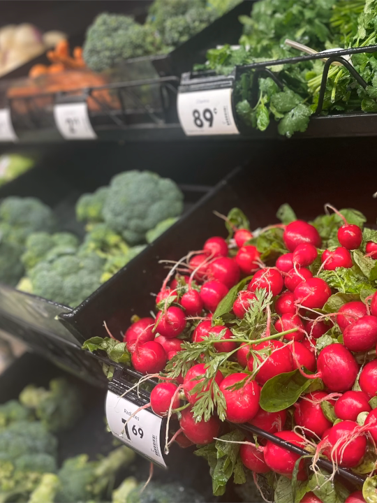 A produce display at agrocery store