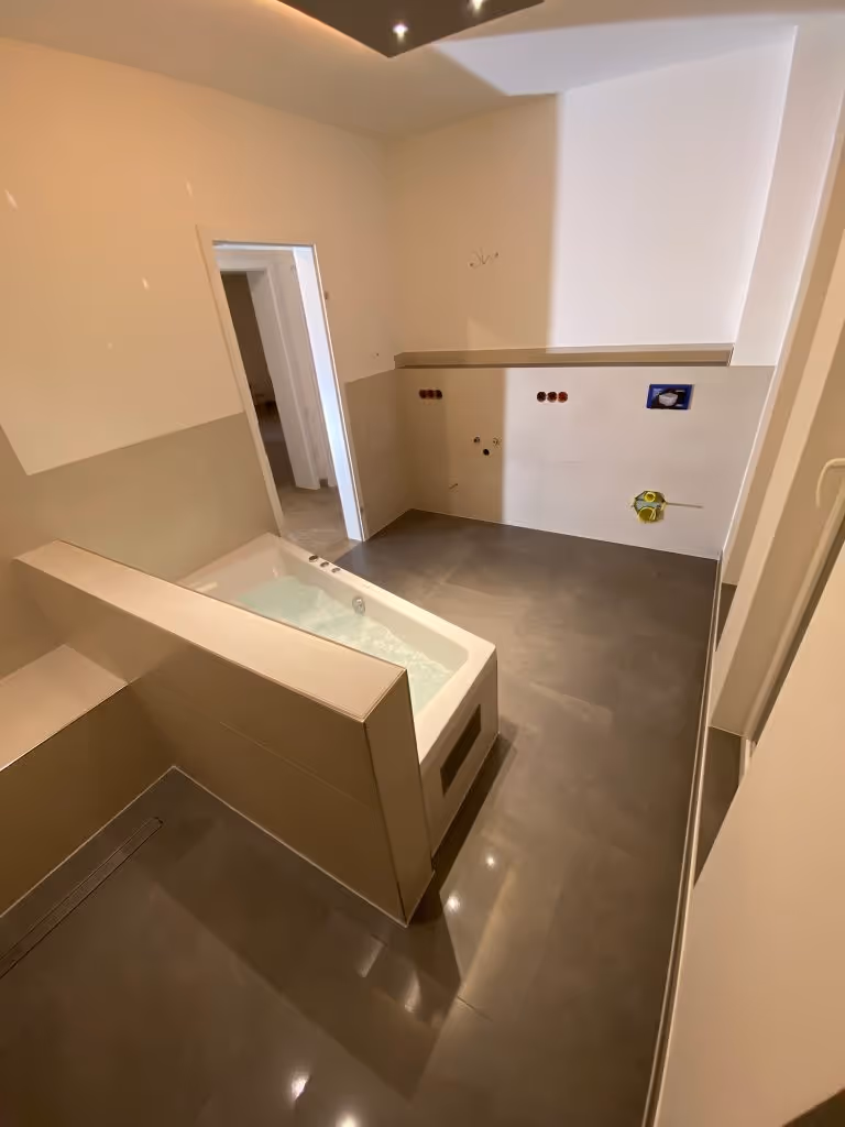 Exklusives Badezimmer mit maßgefertigtem Fliesendesign – Fliesenleger MKK Regio