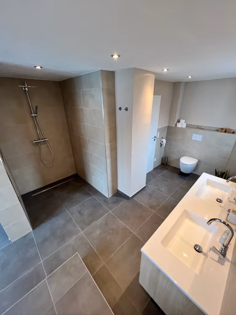 Luxuriöses Bad mit Marmoroptik-Fliesen – Fliesenleger Main-Kinzig-Kreis (MKK)