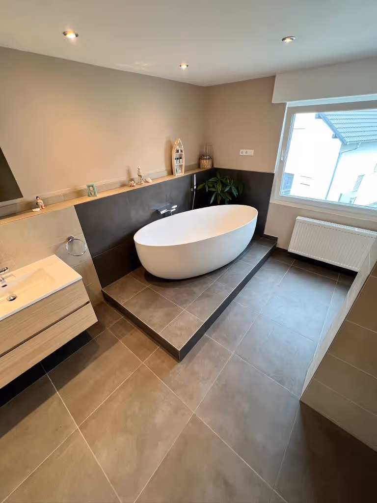 Elegantes Bad mit bodengleicher Dusche und hellen Fliesen – Fliesenleger Hanau