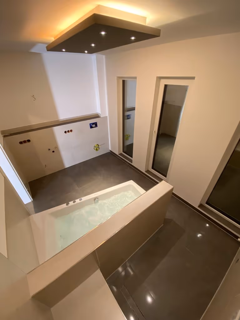 Modernes Duschbad mit großformatigen Fliesen – Fliesenarbeiten Alzenau