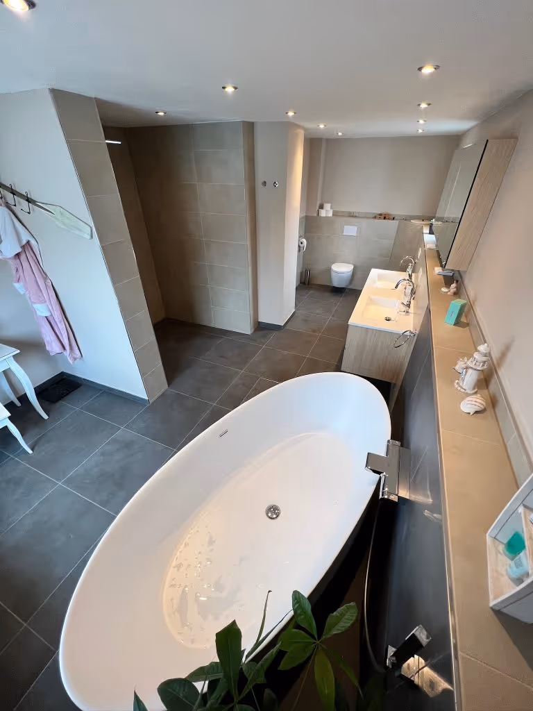 Komplett renoviertes Badezimmer mit Feinsteinzeugfliesen – Fliesenarbeiten Frankfurt am Main