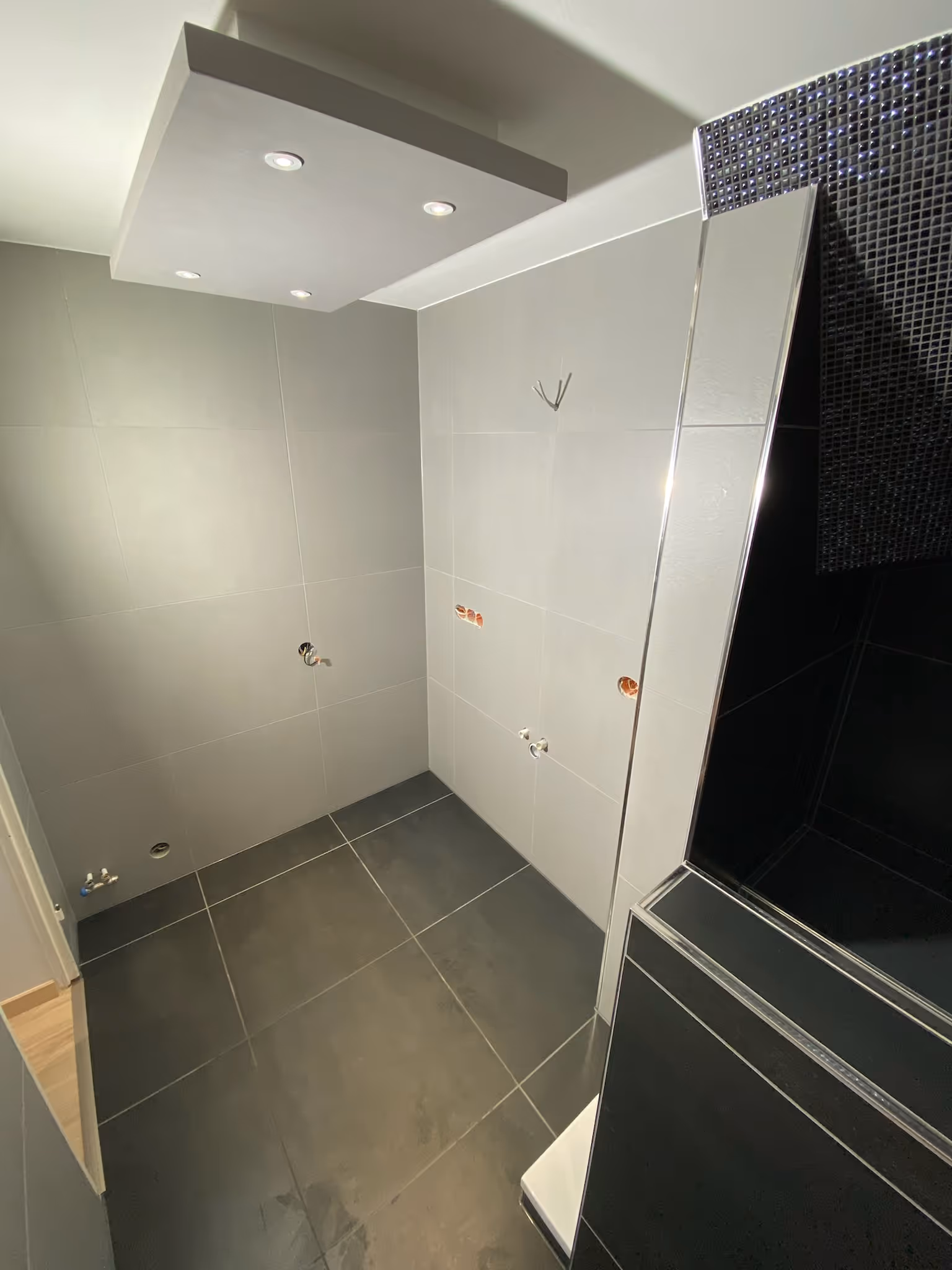 Bodengleiche Dusche mit präzise verlegten Fliesen und sauberer Fugenarbeit in Gelnhausen