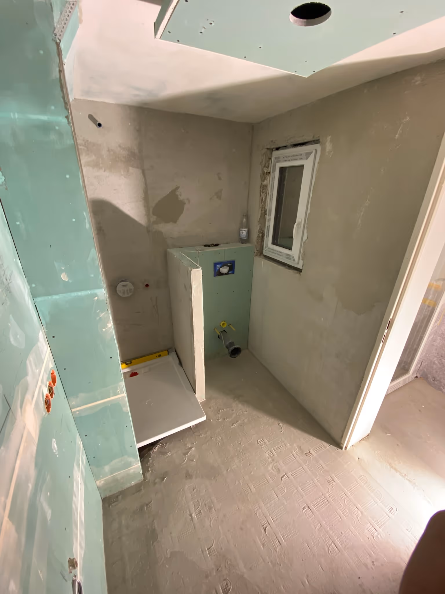 Komplett gefliestes Badezimmer mit hochwertigen Materialien in Hanau