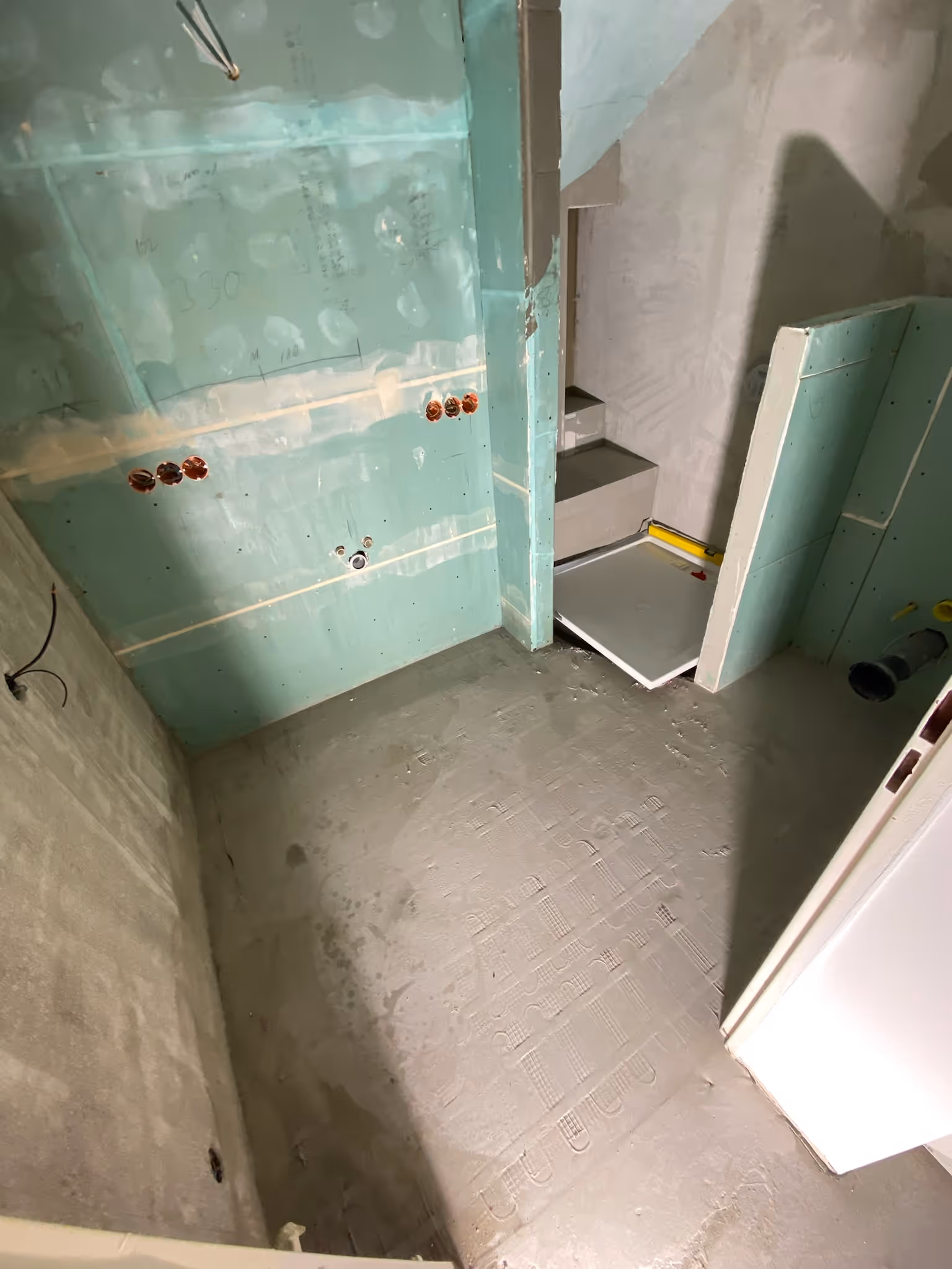 Hochwertige Bodenfliesen im Badezimmer professionell verlegt vom Fliesenleger in Hanau