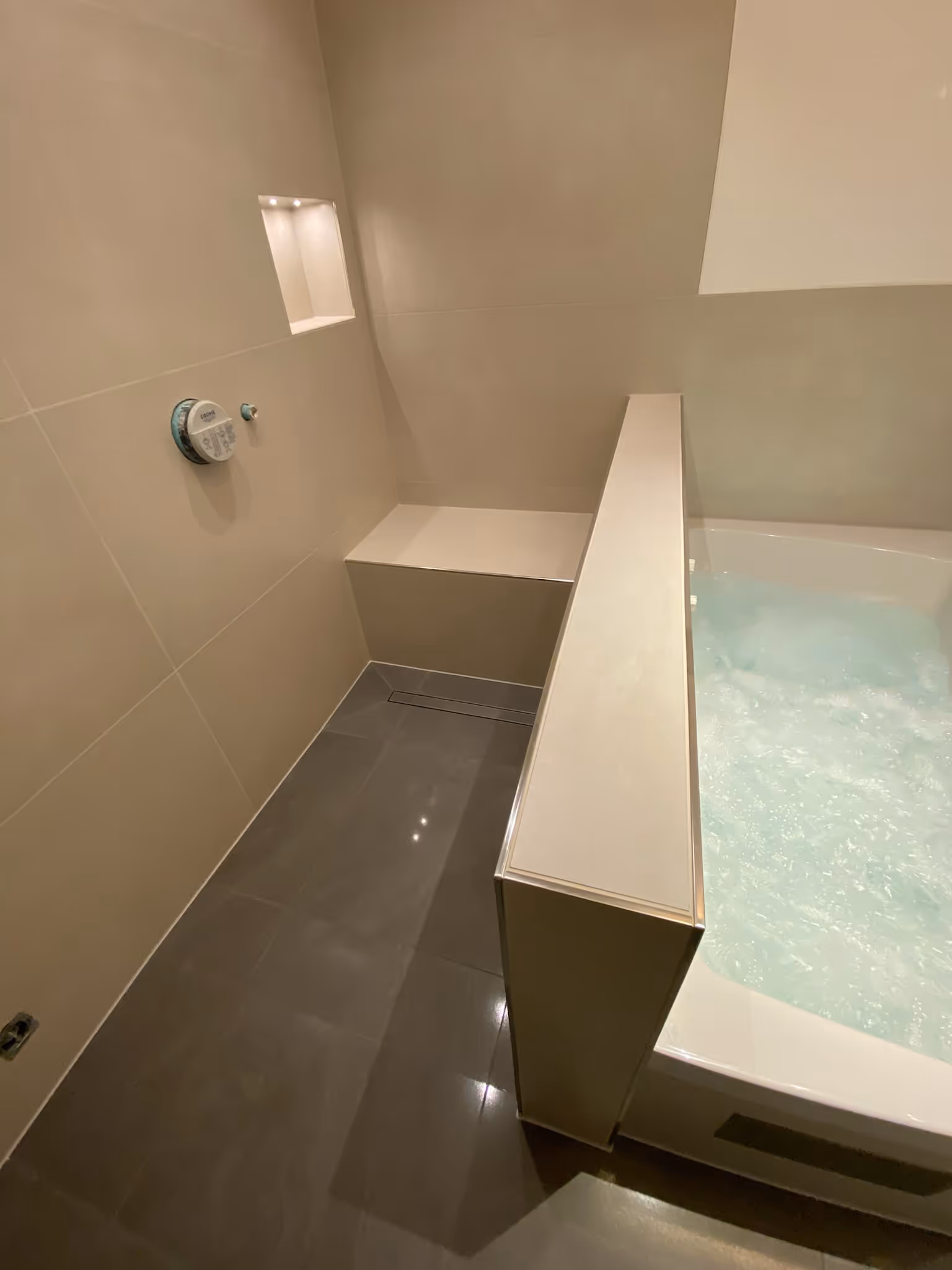 Komplett gefliestes zweites Badezimmer mit hochwertigen Materialien in Gelnhausen