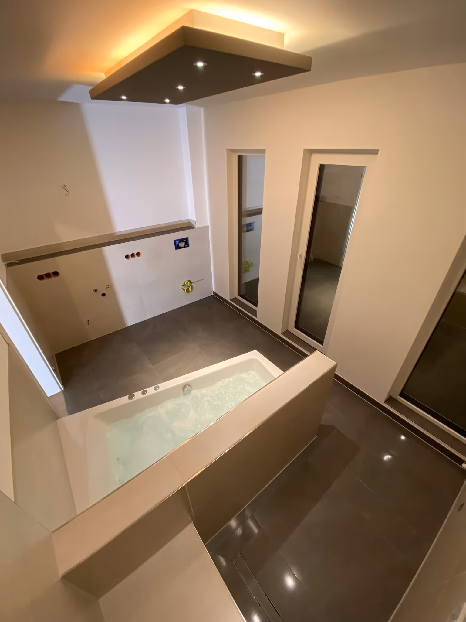 Detailansicht der präzisen Fliesenverlegung im zweiten Bad in Hanau