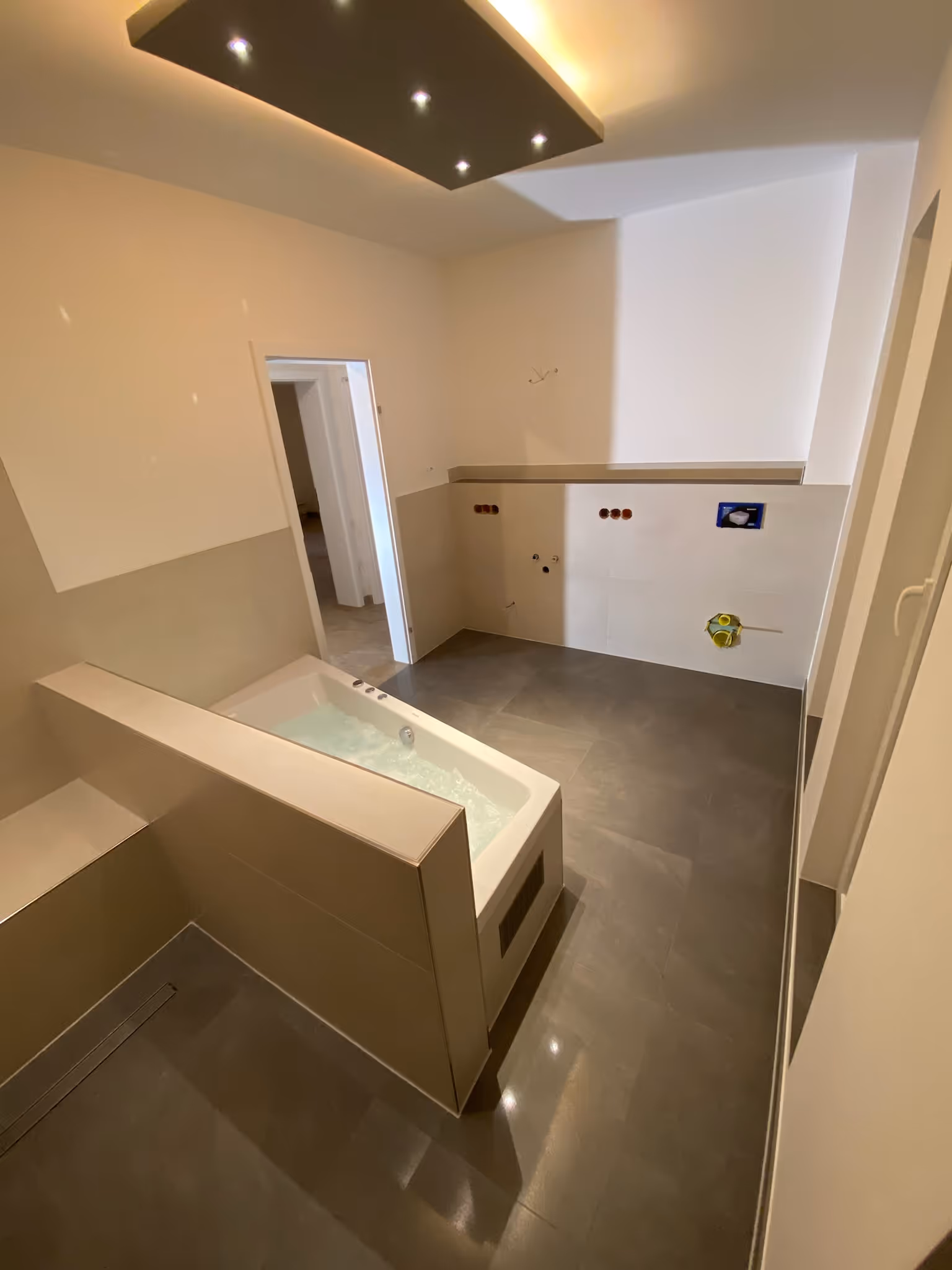 Moderne Badgestaltung mit professionellen Fliesenarbeiten im Raum Frankfurt am Main