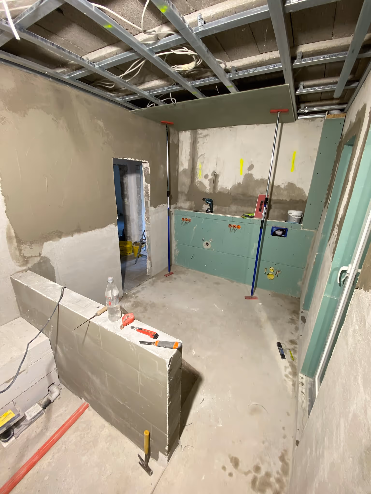 Hochwertige Wand- und Bodenfliesen im zweiten Bad professionell ausgeführt in Hanau