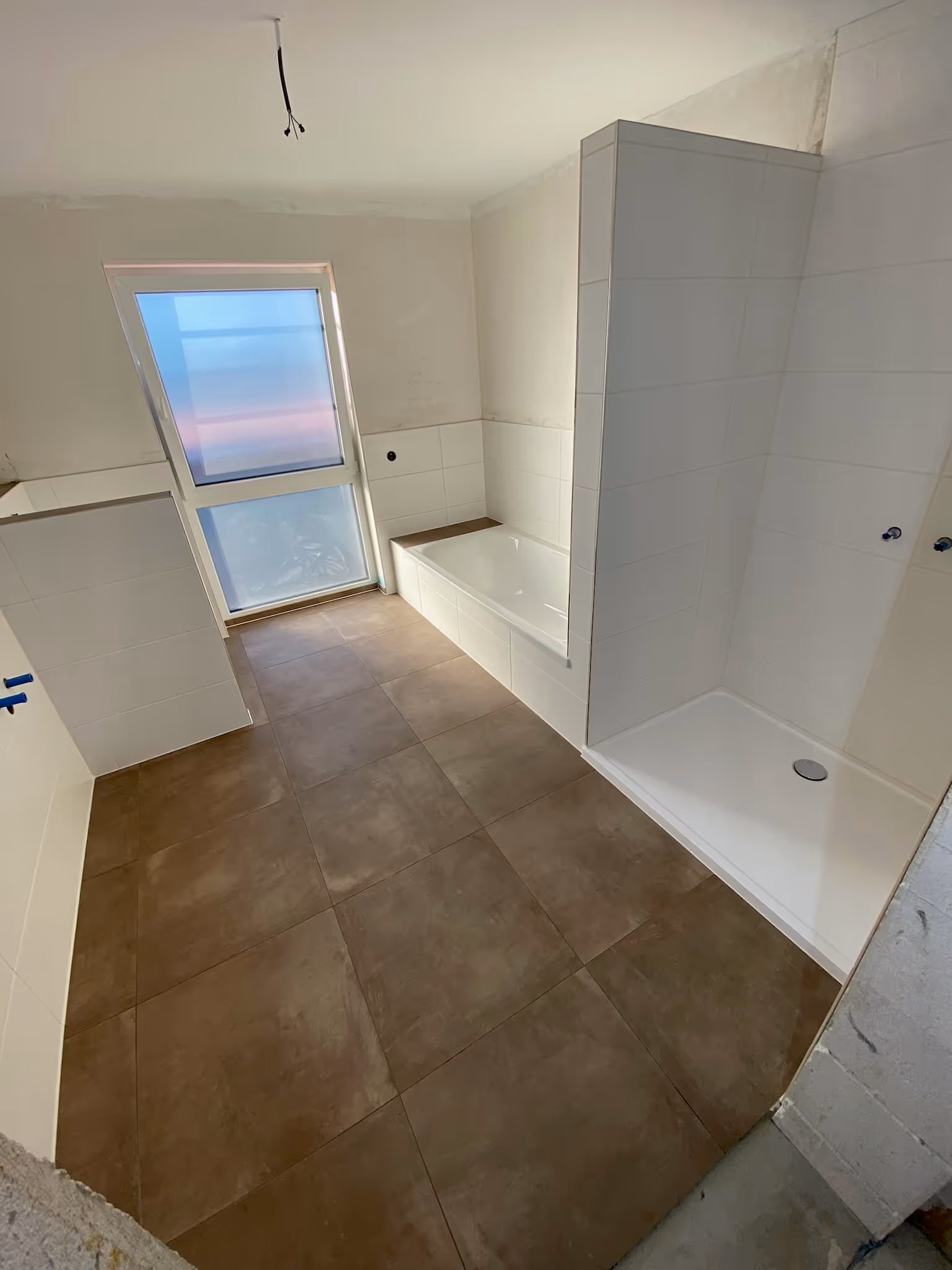 Sauber geflieste Dusche mit präziser Fugenarbeit im Badezimmer in Freigericht