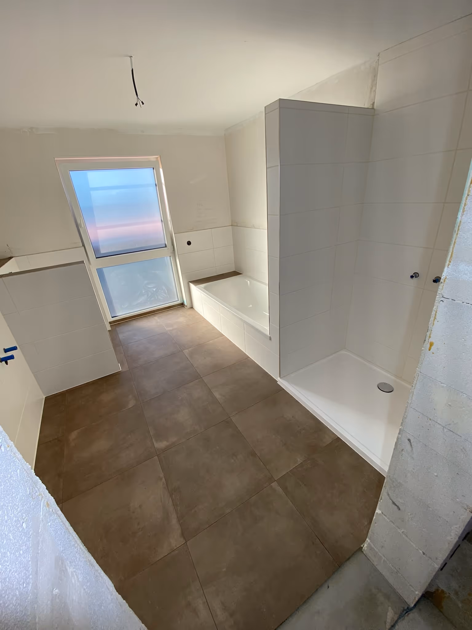 Zeitloses Badezimmerdesign mit großformatigen Fliesen in Frankfurt am Main