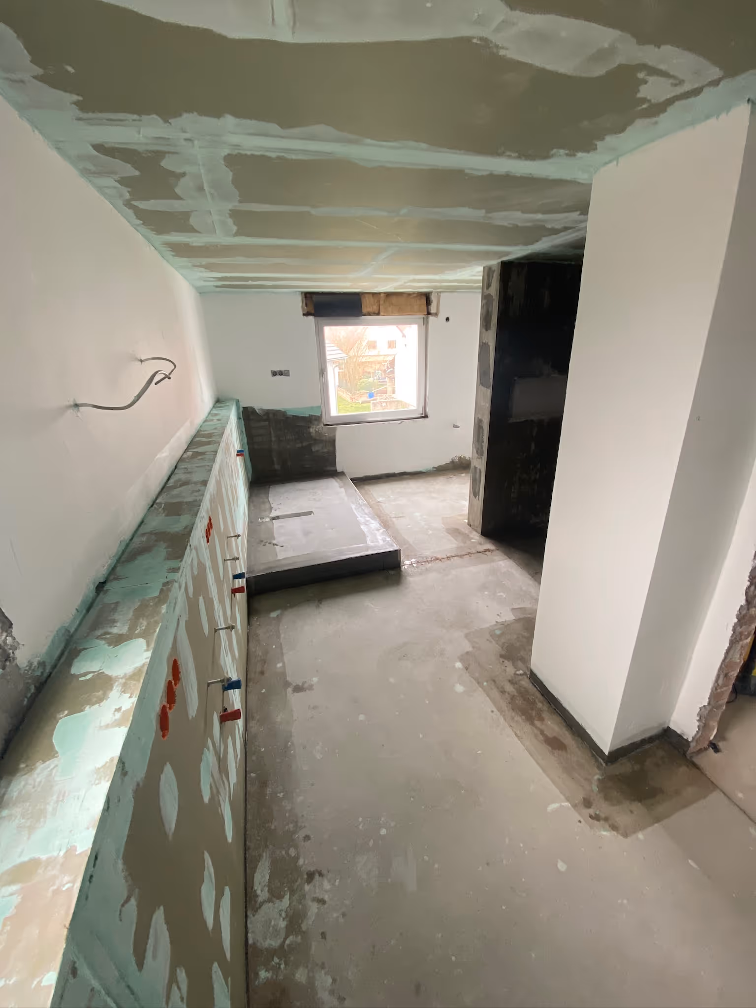 Hochwertige Badfliesen fachgerecht verlegt im Rahmen einer Badsanierung in Freigericht