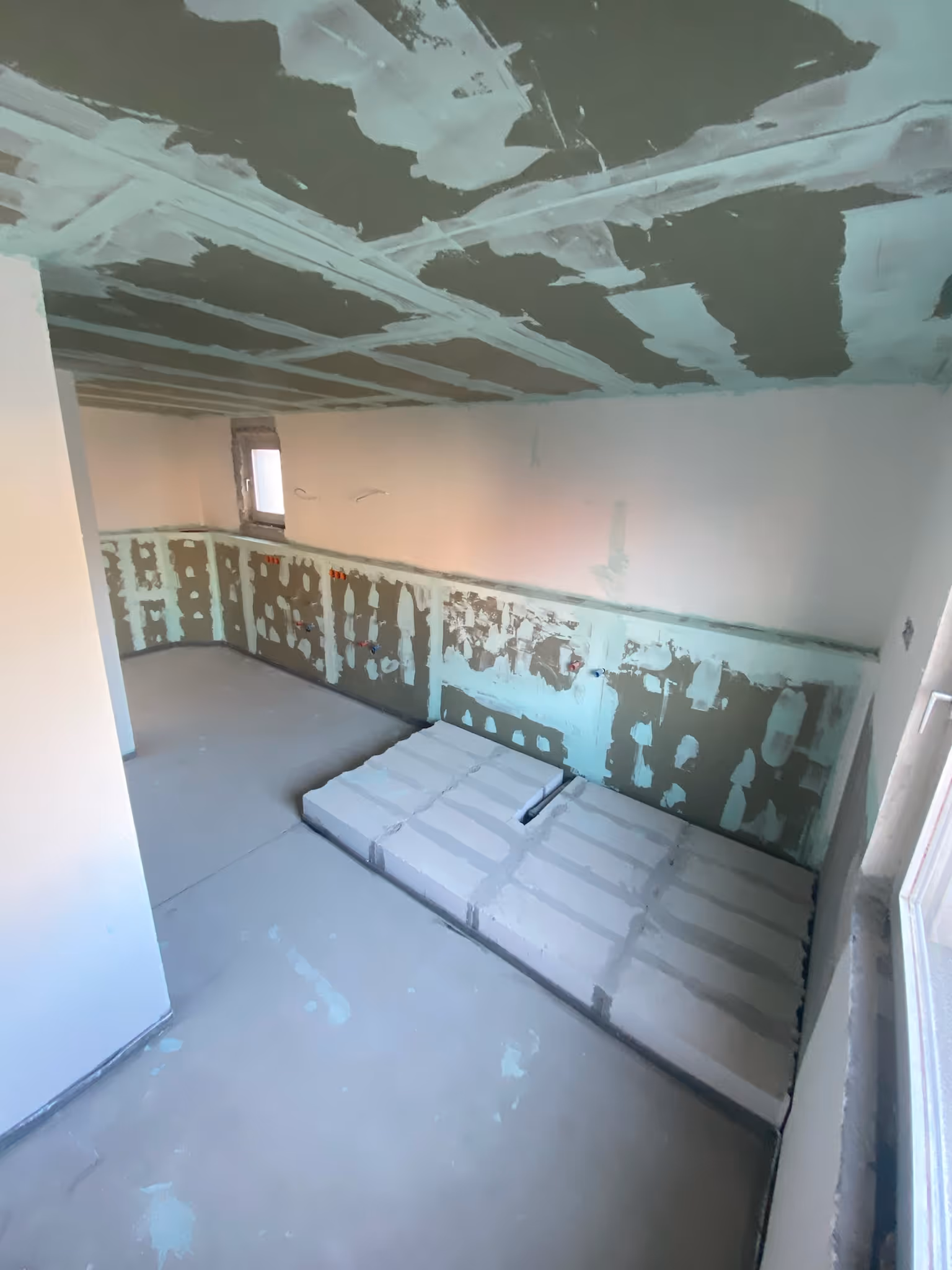 Bodengleiche Dusche mit professioneller Fliesenverlegung im Badezimmer in Hanau