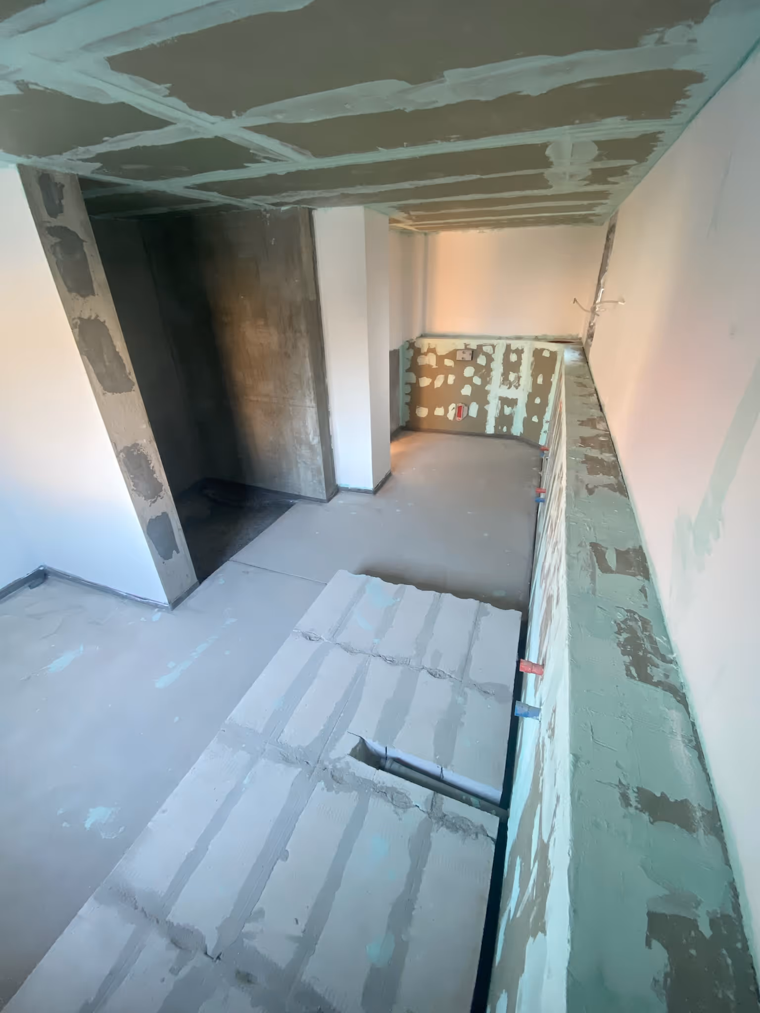 Elegantes Badezimmerdesign mit präzise verlegten Fliesen in Alzenau