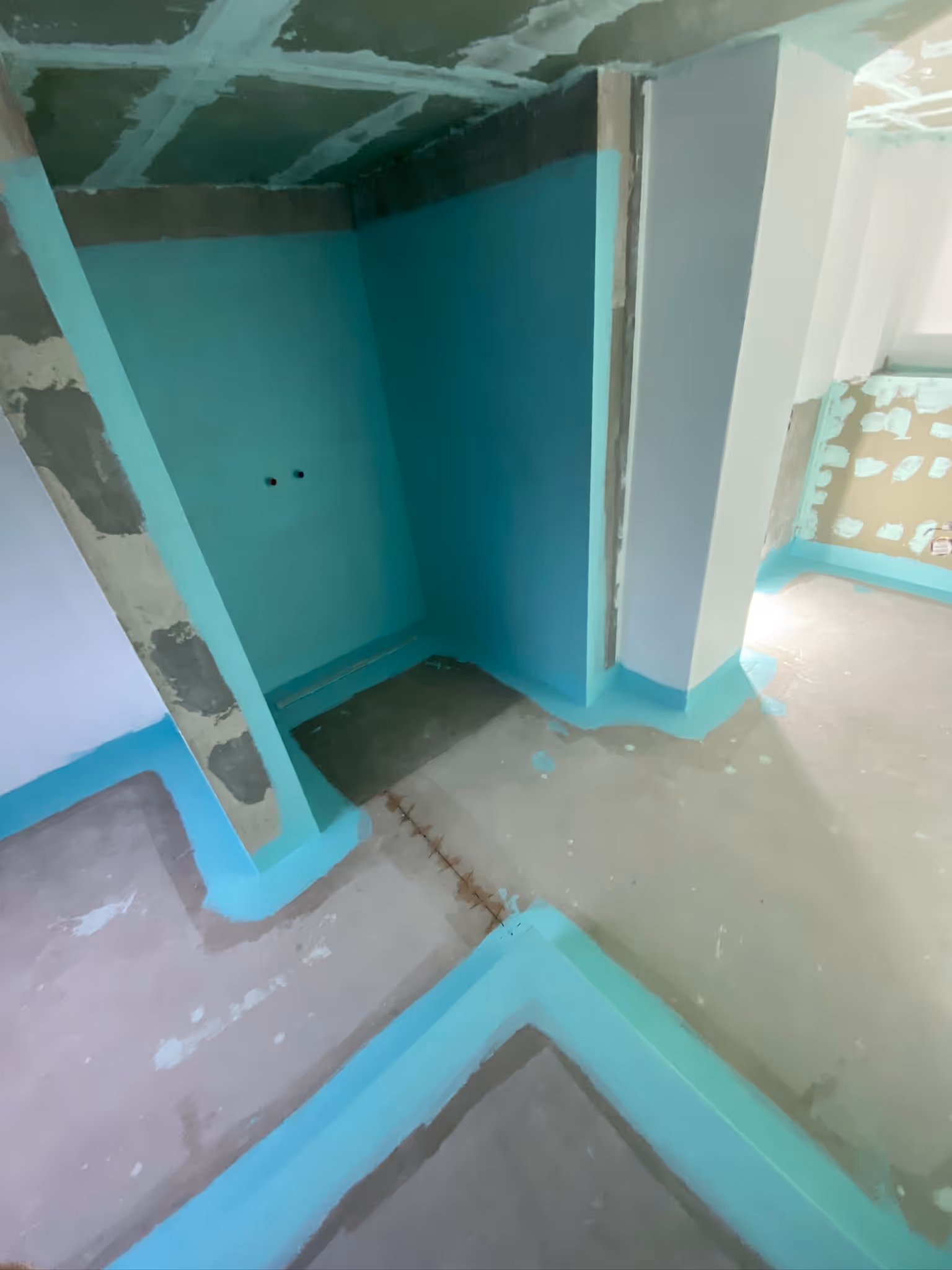 Badrenovierung mit hochwertigen Fliesenarbeiten und moderner Optik in Frankfurt am Main