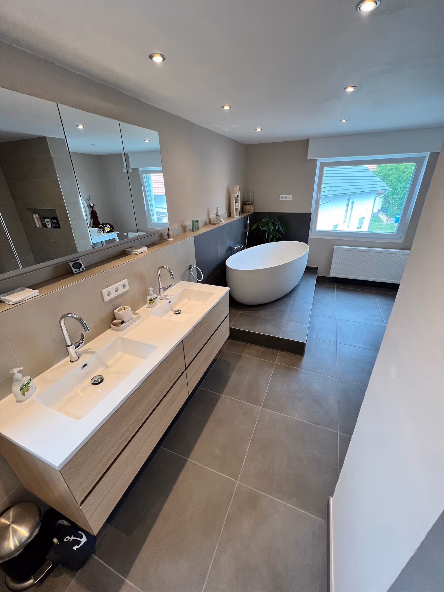 Großformatige Badezimmerfliesen für ein modernes Bad in Freigericht