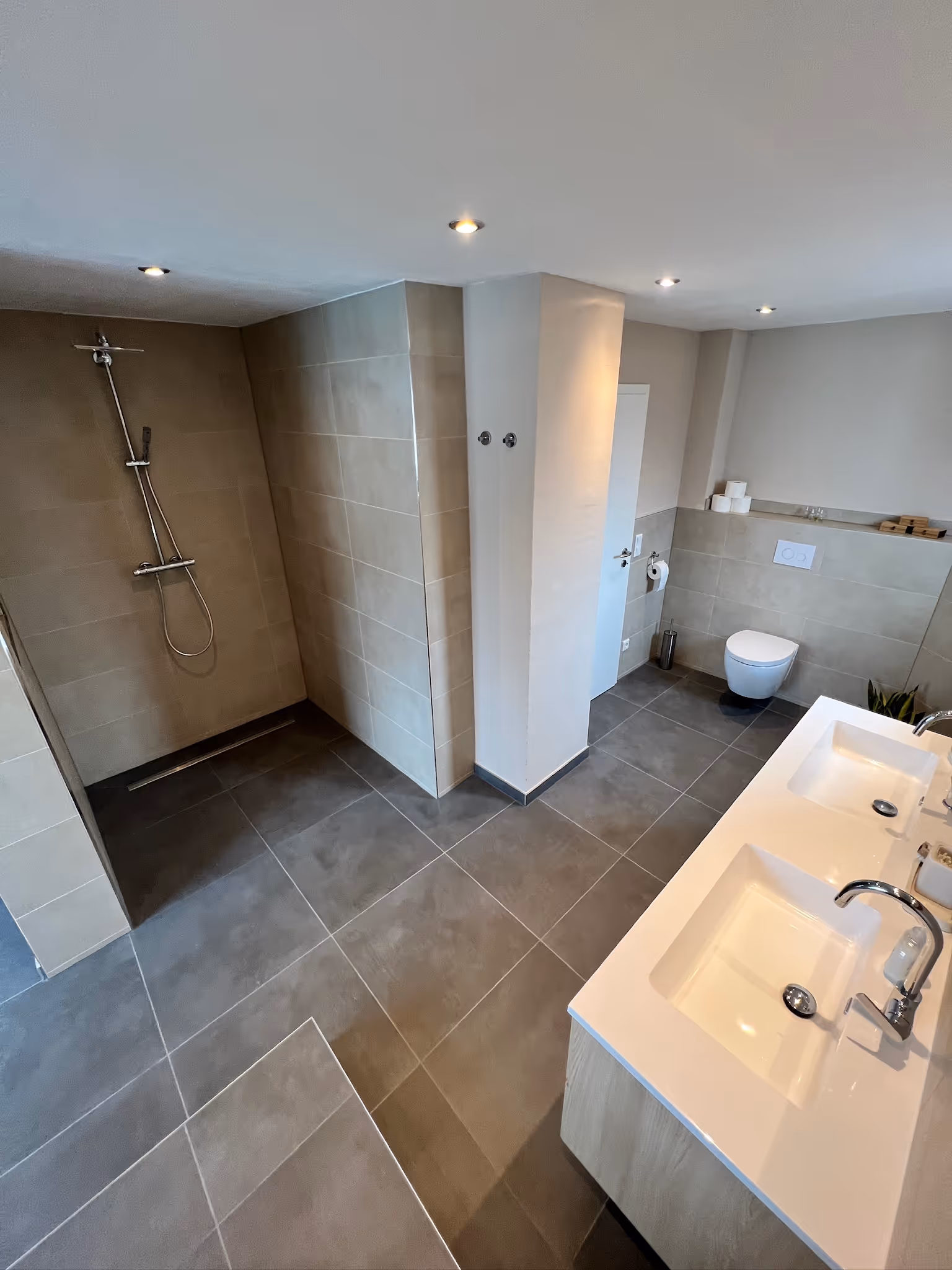 Zeitlose Fliesenverlegung im Badezimmer mit sauberer Fugenarbeit in Aschaffenburg