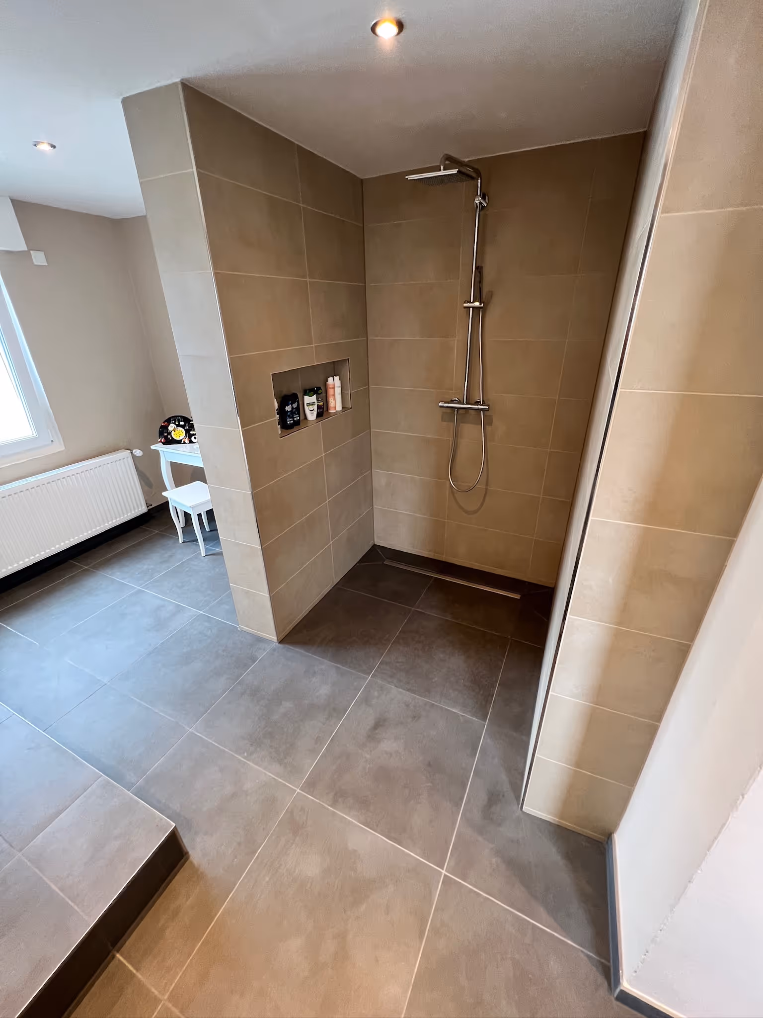 Komplett gefliestes Badezimmer mit hochwertigen Materialien in Gelnhausen