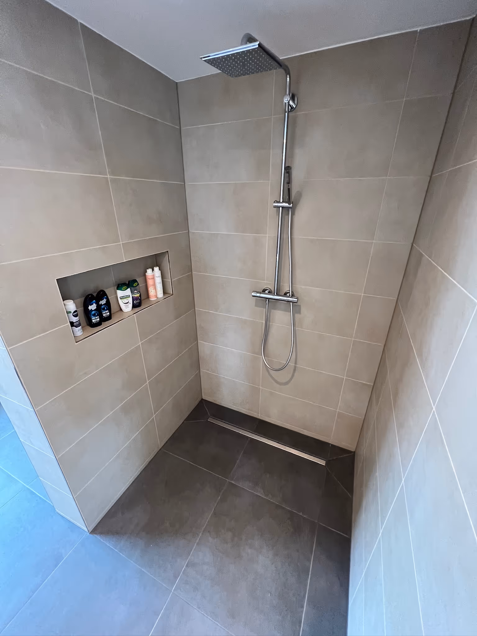 Detailaufnahme der präzisen Fliesenverlegung im Badezimmer in Frankfurt am Main